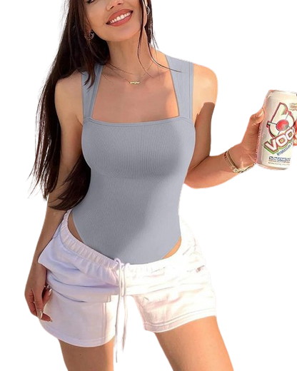 Mujer con body acanalado gris claro sin mangas en conjunto veraniego