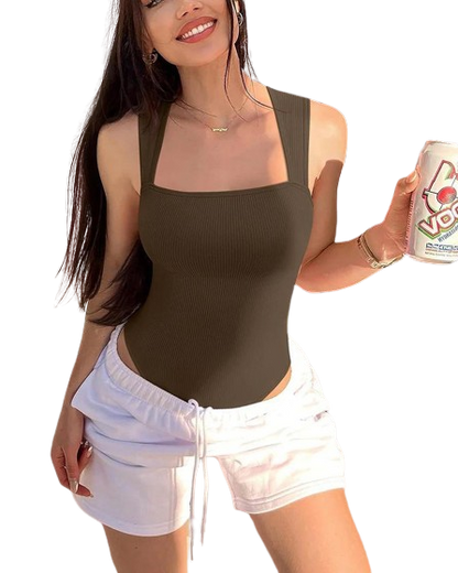 Mujer usando body acanalado marrón sin mangas en look casual de verano