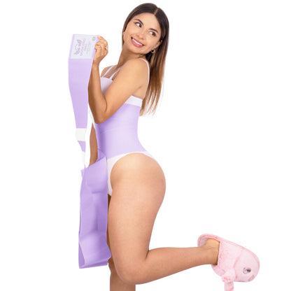 Modelo sonriendo con la Cinta Invisible lila colocada