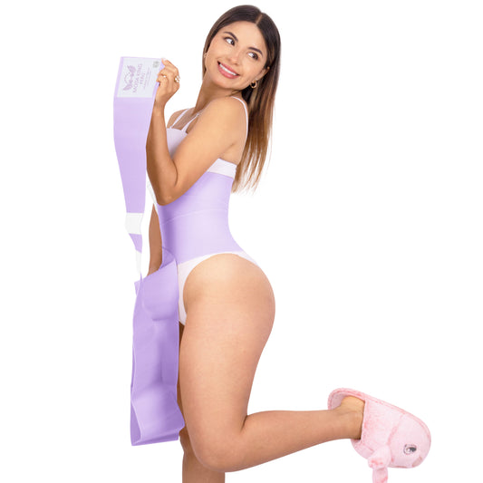 Modelo sonriendo con la Cinta Invisible lila colocada