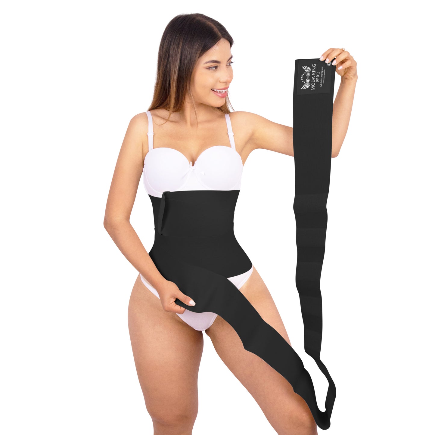 Modelo desplegando la Cinta Invisible negra de 3,5 metros