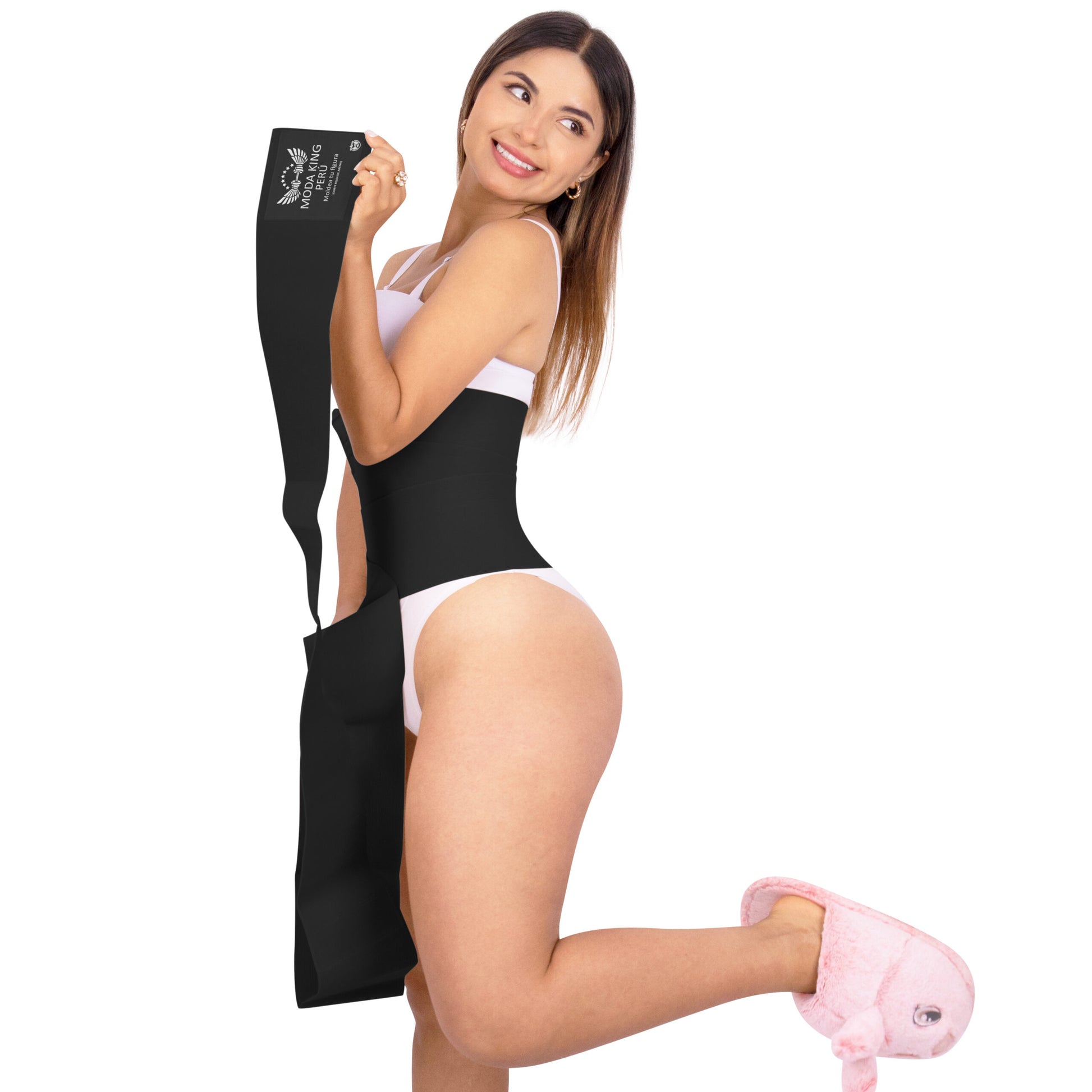 Modelo mostrando la Cinta Invisible negra para moldear cintura
