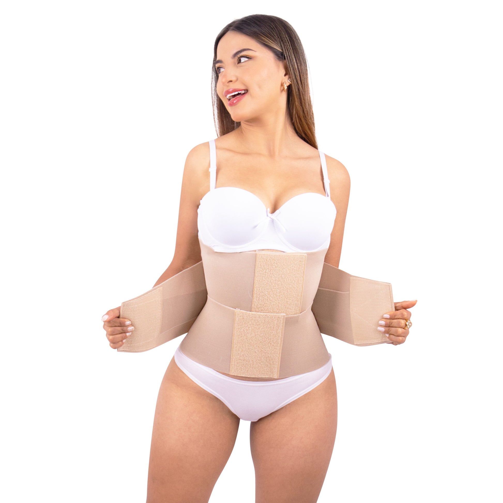 Mujer abriendo la cinturilla beige con sistema de ajuste de 4 velcros